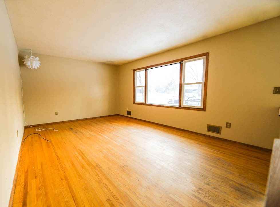 13113 Irving Ave S - Photo 4 of 15