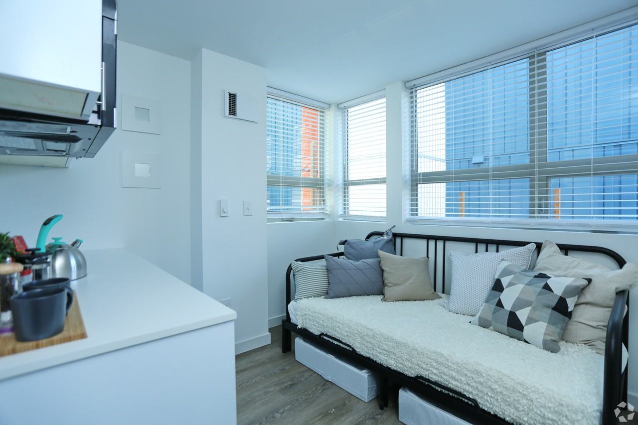 Rise on 67th - Photo 3 of 9