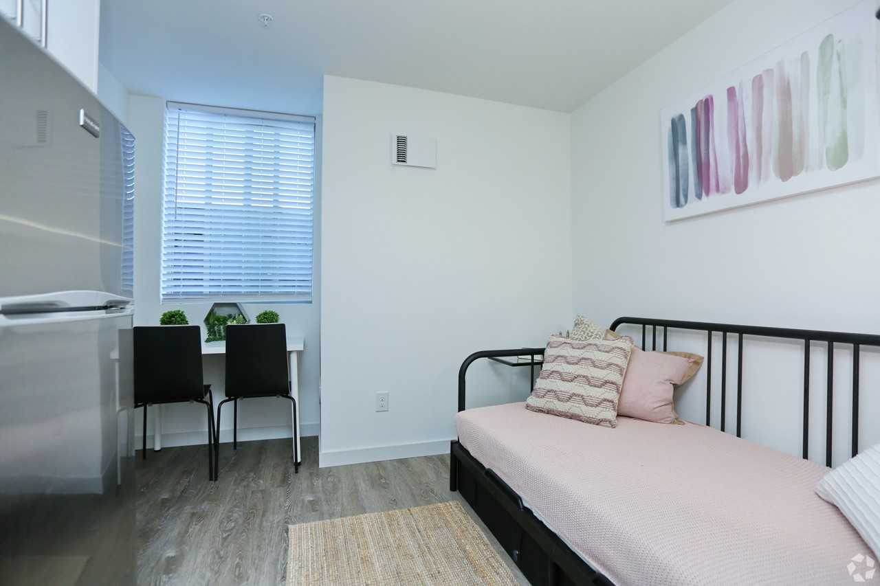 Rise on 67th - Photo 4 of 9