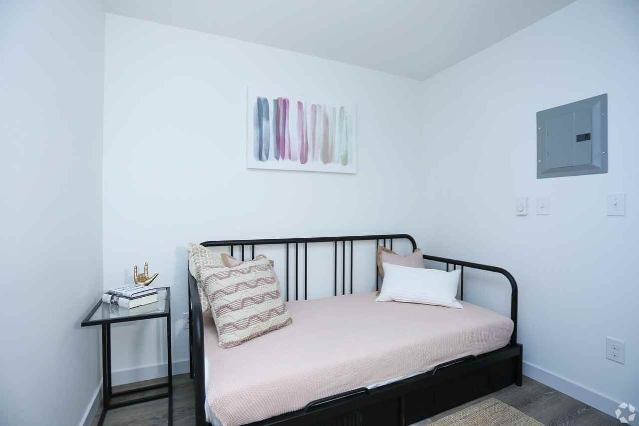 Rise on 67th - Photo 5 of 9