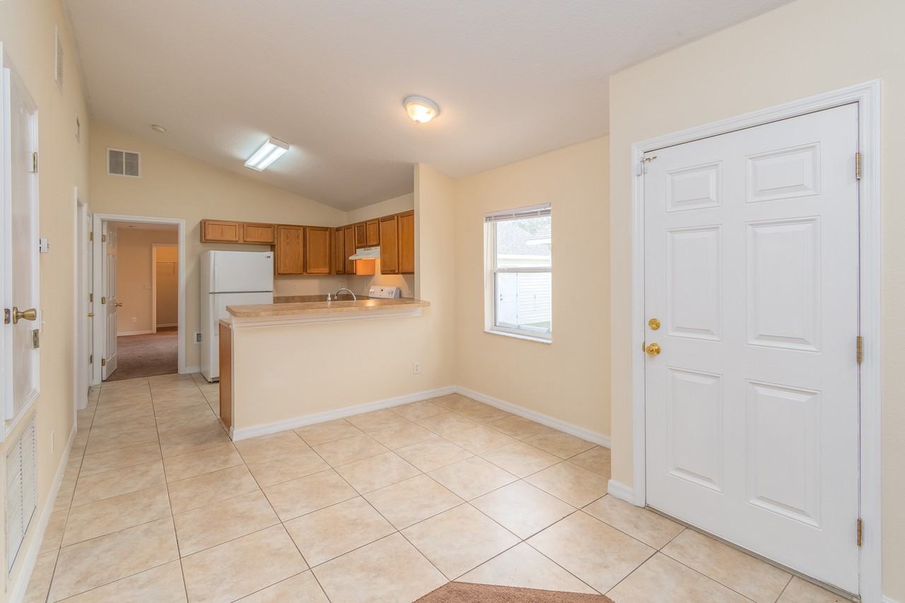 1052 Park Central Cir - Photo 3 of 9