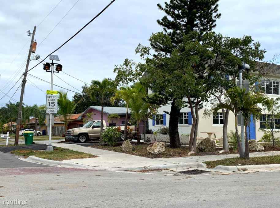 907 NW 4th St - Photo 2 of 3