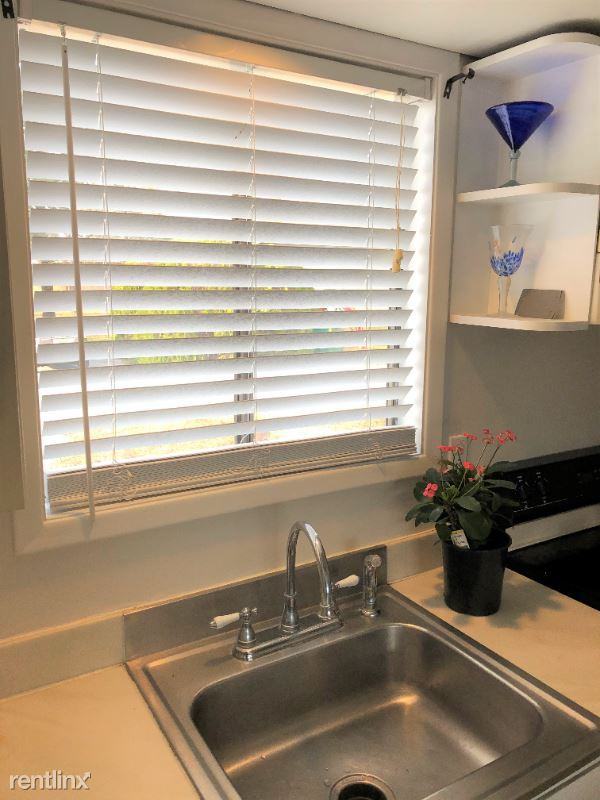 1100 Seacliff Dr - Photo 2 of 7