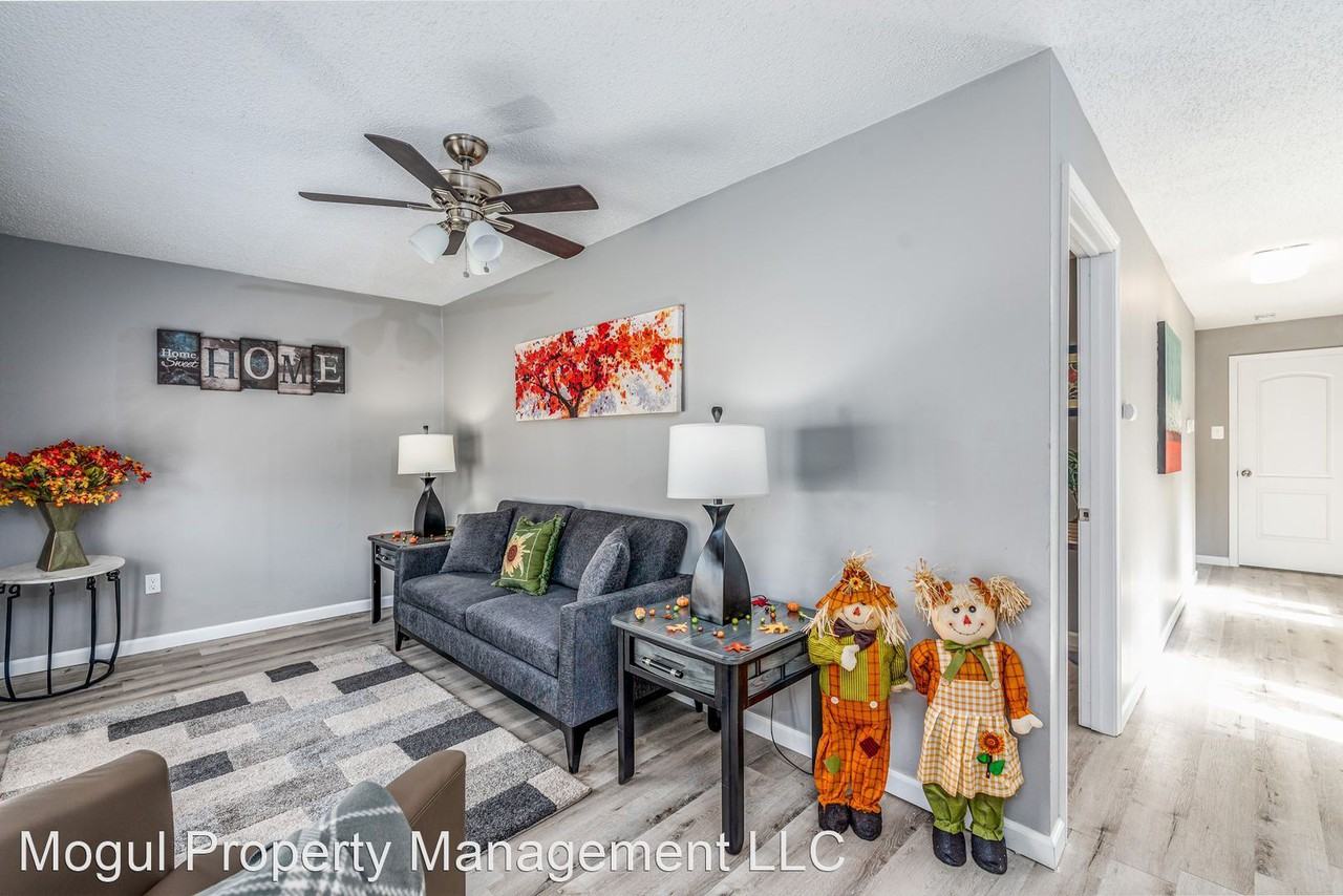 900 N Elm Ave - Photo 3 of 23