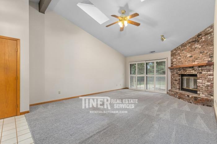 306 Inverness Ct - Photo 3 of 26