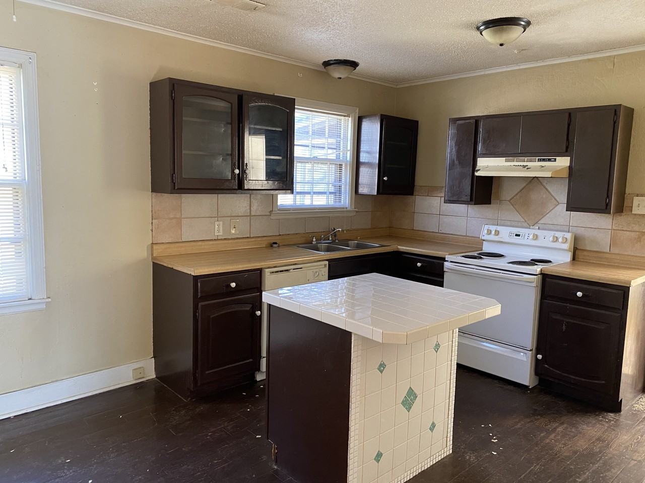 1130 Knox Ave - Photo 2 of 6