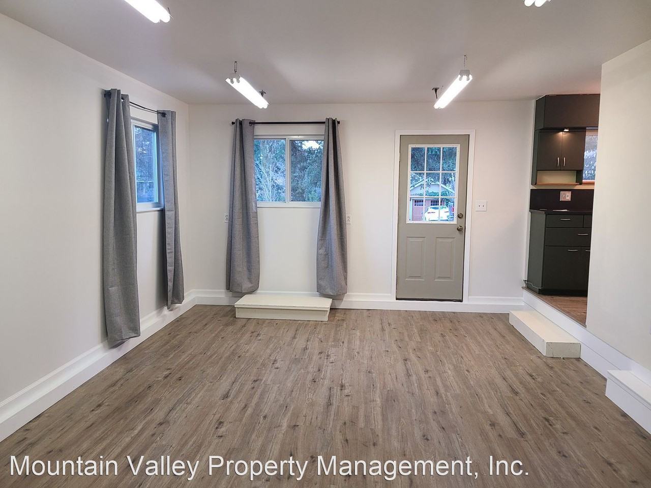 111 W Oak Street - Photo 3 of 6