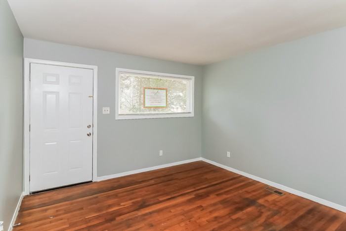 464 Camrose Way Nw - Photo 3 of 15