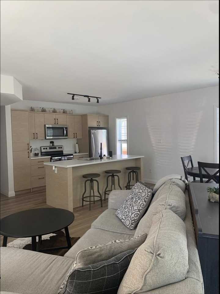 583 Oxford East - Photo 3 of 17