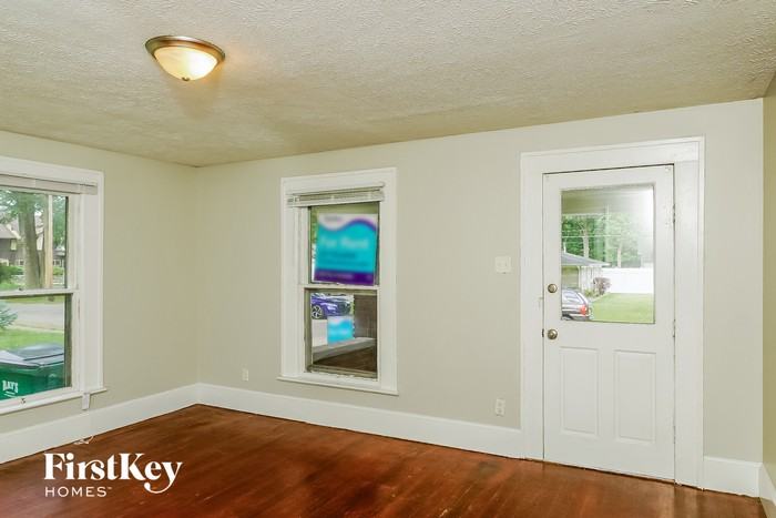 109 Franklin St - Photo 2 of 15