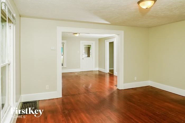 109 Franklin St - Photo 3 of 15