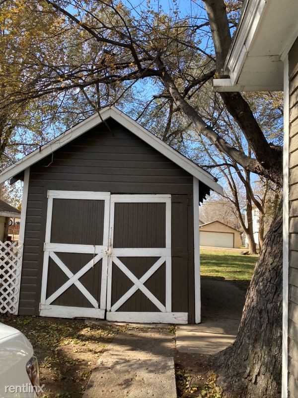 667 Kansas Ave Ne - Photo 2 of 5