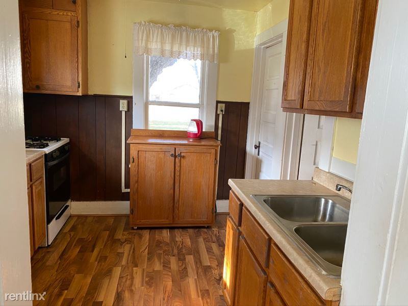 667 Kansas Ave Ne - Photo 3 of 5