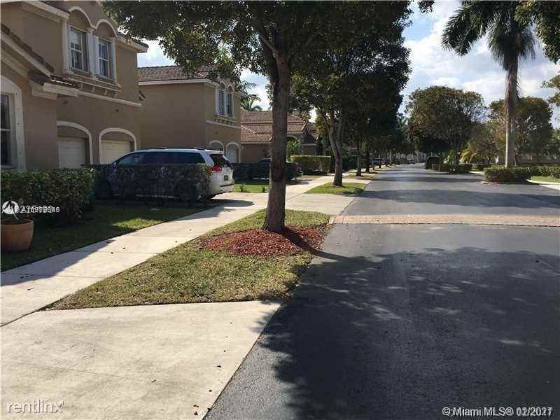 11270 Nw 48th Ter - Photo 3 of 26