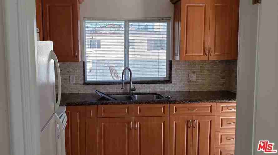 1645 Franklin St - Photo 2 of 9