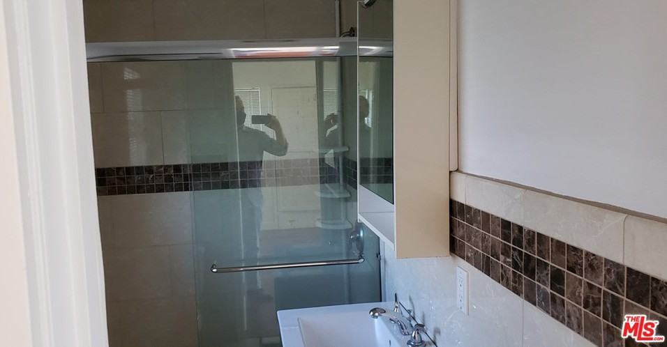 1645 Franklin St - Photo 3 of 9