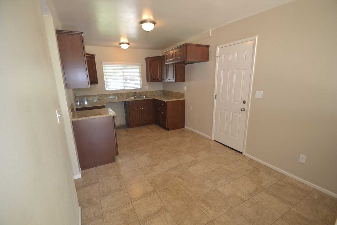 2619 Maple St - Photo 2 of 9