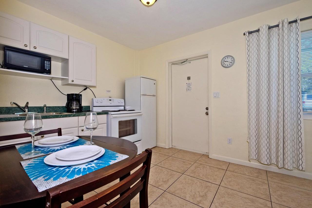 Studio - Photo 4 of 14