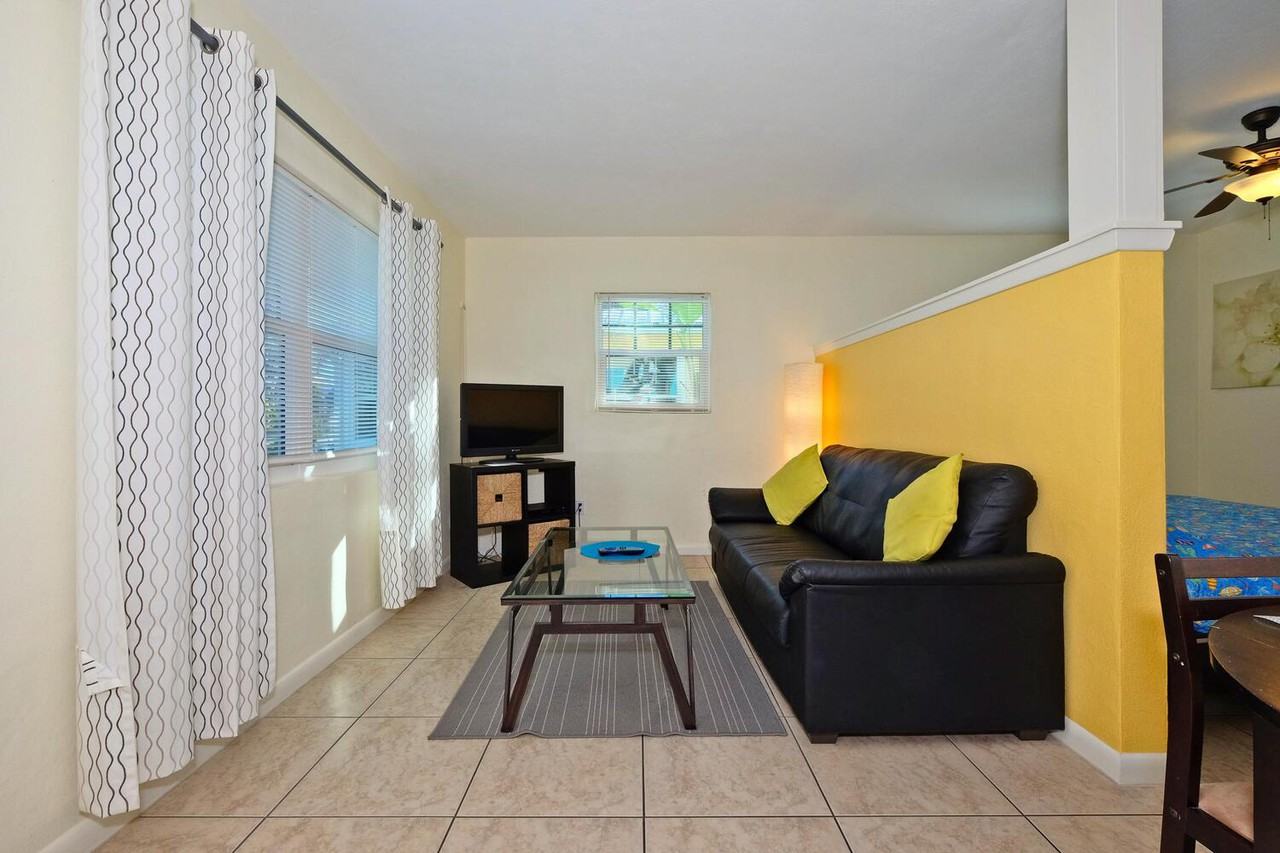 Studio - Photo 5 of 14