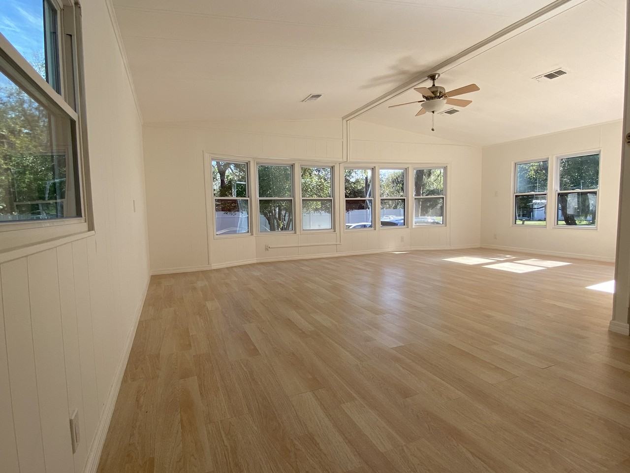 26807 Glenwood Dr - Photo 3 of 16