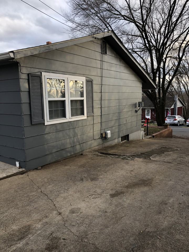 209 East Riverside Drive - Photo 2 of 12