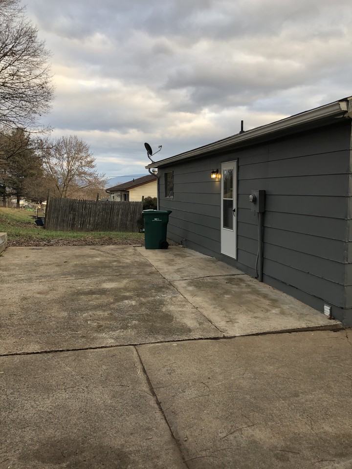 209 East Riverside Drive - Photo 3 of 12