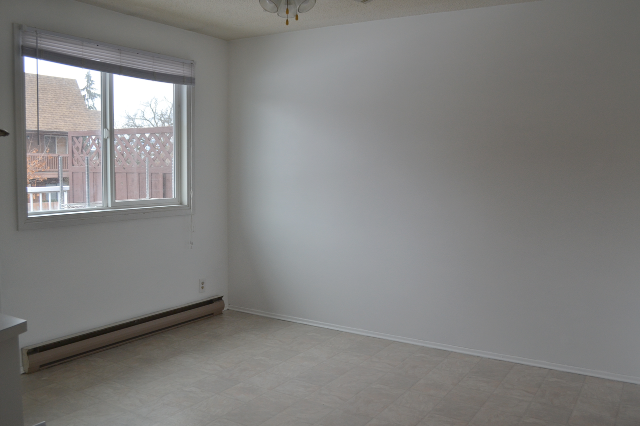 Pet Friendly 1,045 sq 2 BED / 1 BATH home - Photo 5 of 13