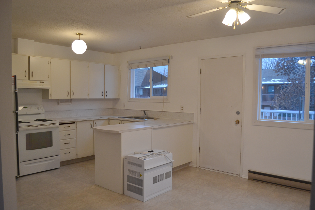 Pet Friendly 1,045 sq 2 BED / 1 BATH home - Photo 3 of 13