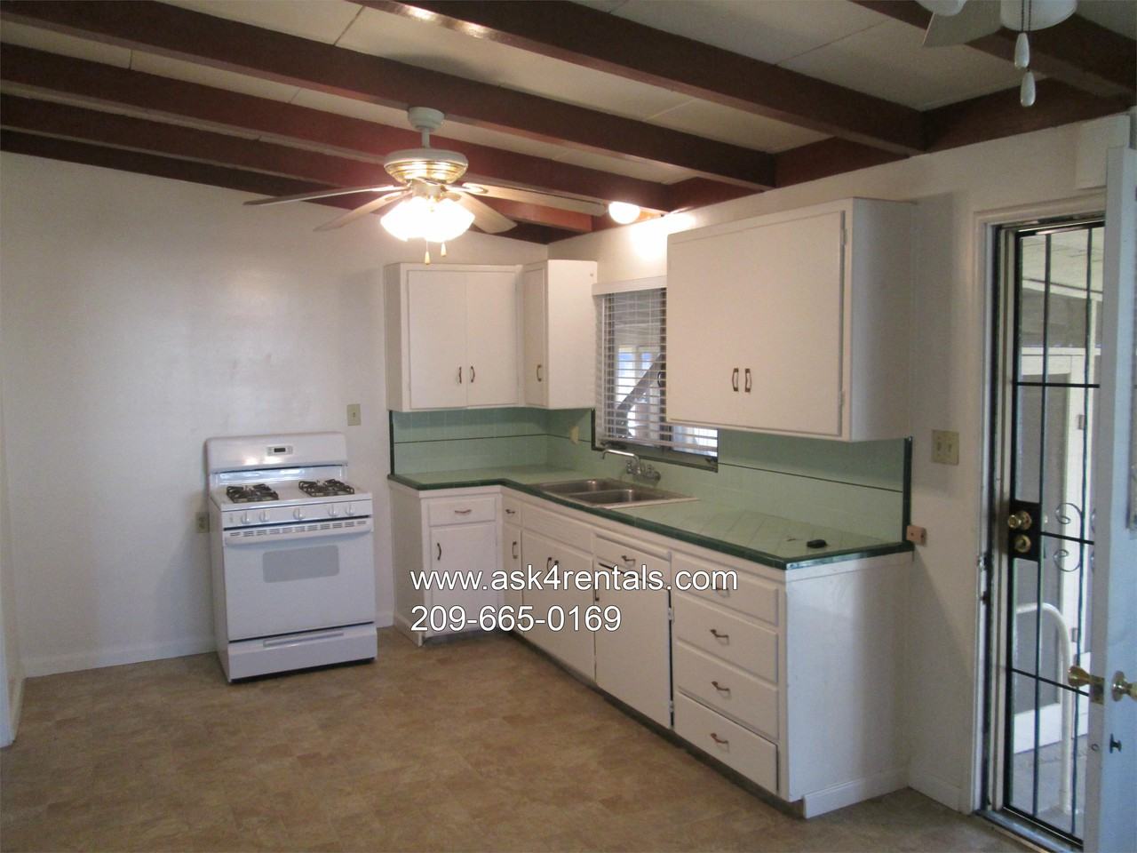 1020 W 4th St - Photo 2 of 9