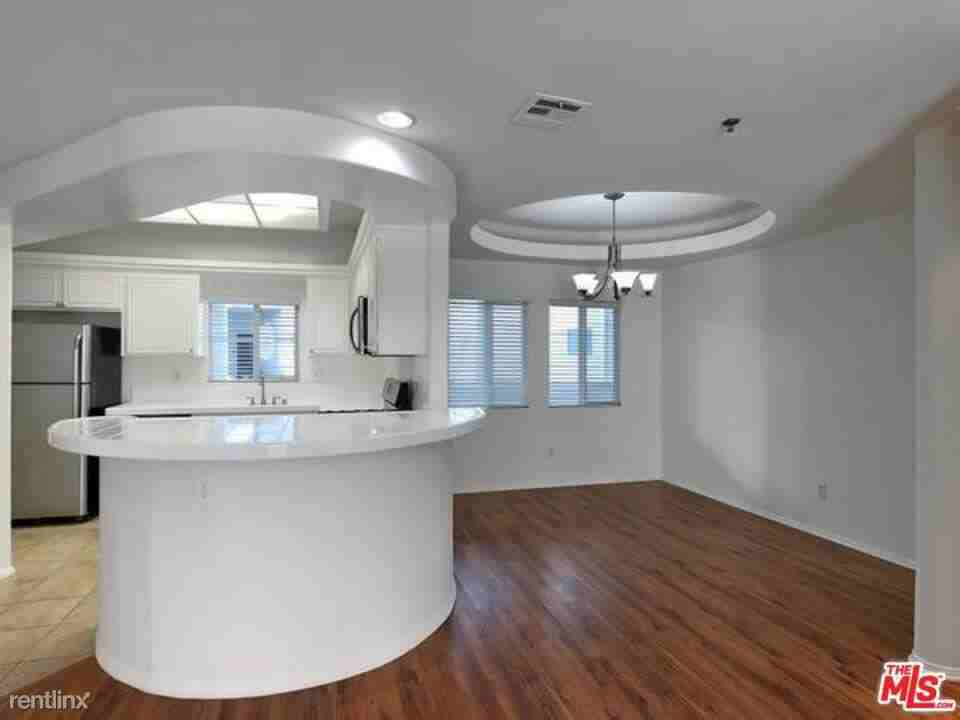 12712 Moorpark St #205