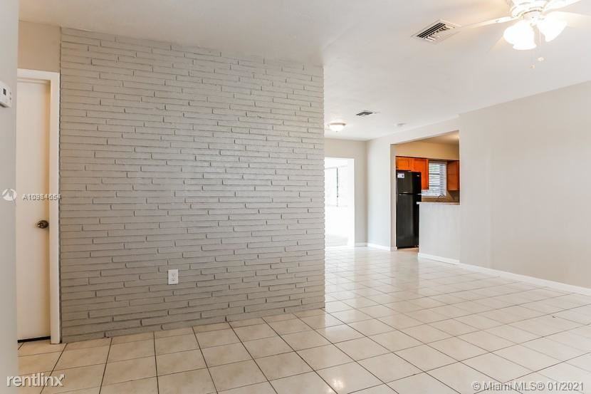 220 Sw 69th Ter - Photo 2 of 9