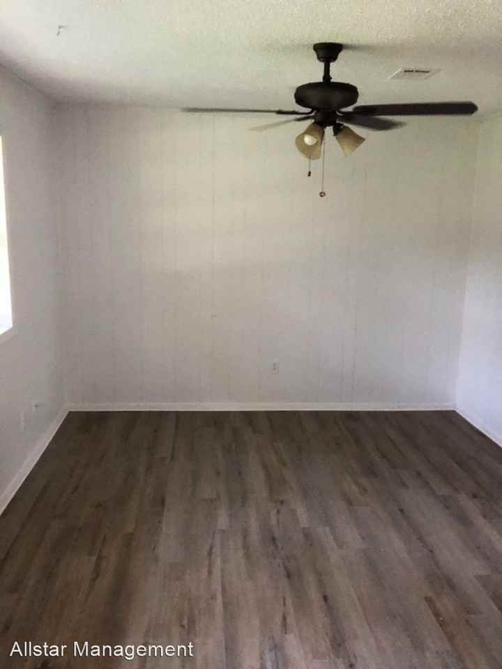 223 Noble St - Photo 3 of 8