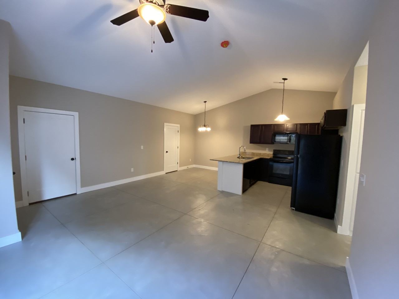 4705 N Hillside Ct - Photo 3 of 7