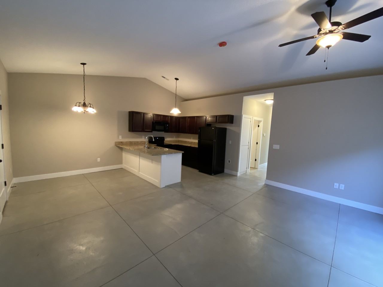 4705 N Hillside Ct - Photo 4 of 7