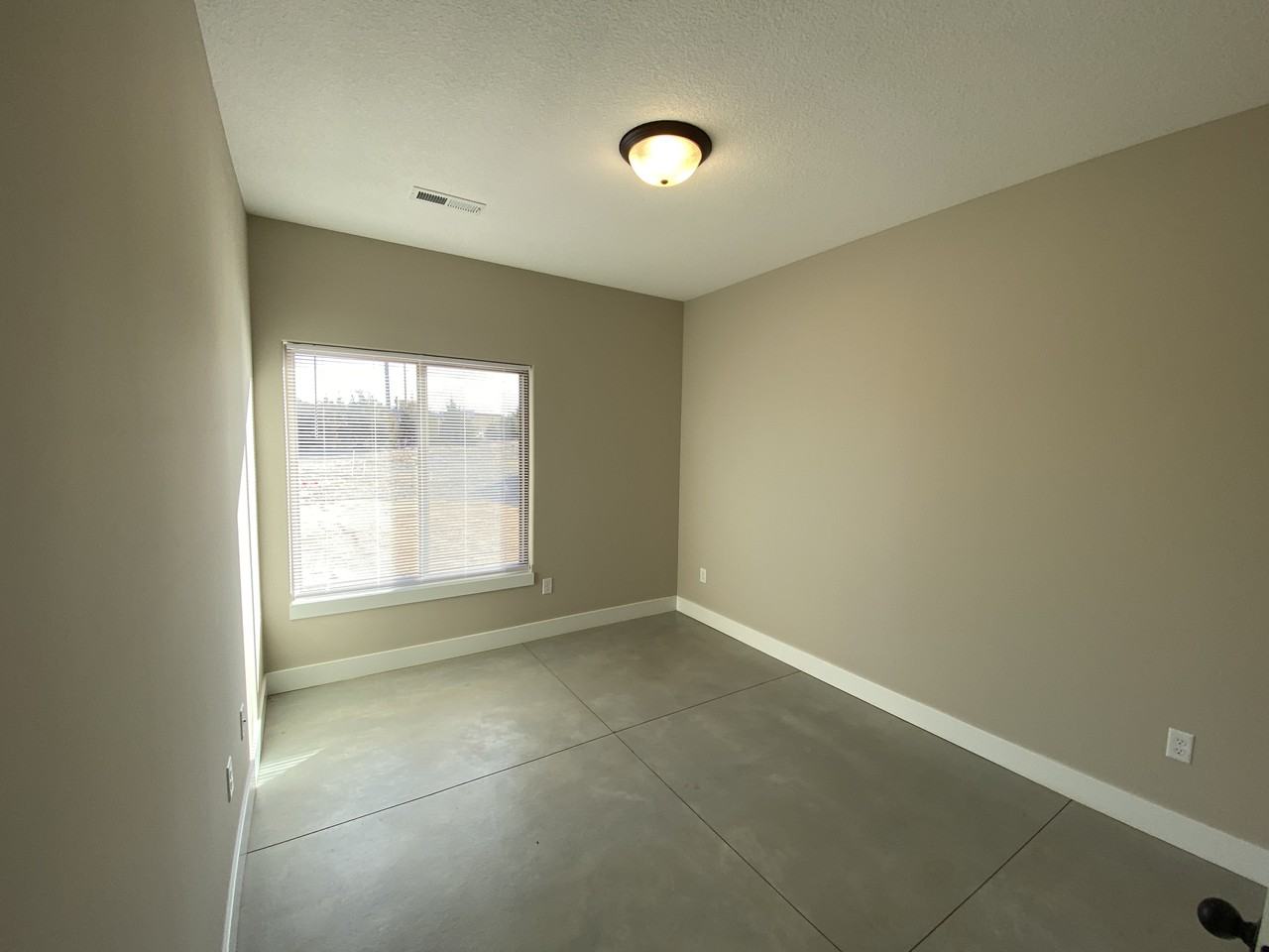 4705 N Hillside Ct - Photo 6 of 7