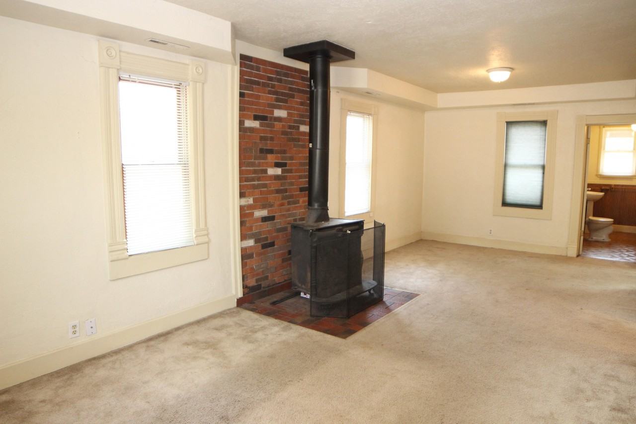 406 Stover - Photo 2 of 10