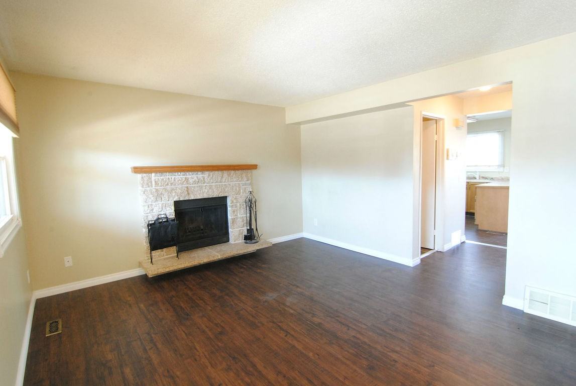 3 Bed + Den Duplex near West Edmonton Mall! - Photo 2 of 20