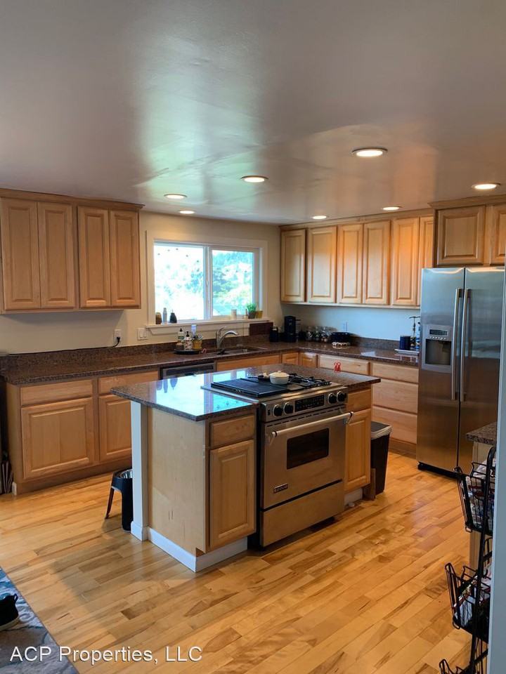 205 Bayside Pl - Photo 3 of 6