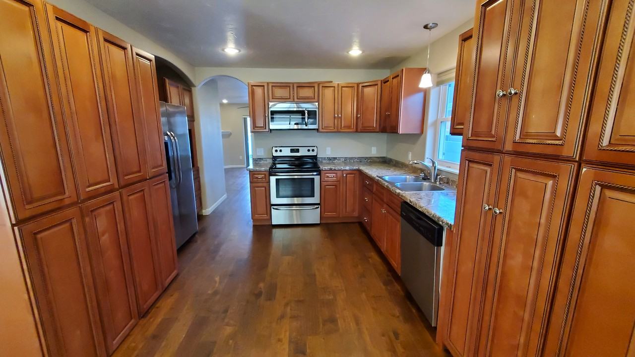 258 Robert St - Photo 3 of 17