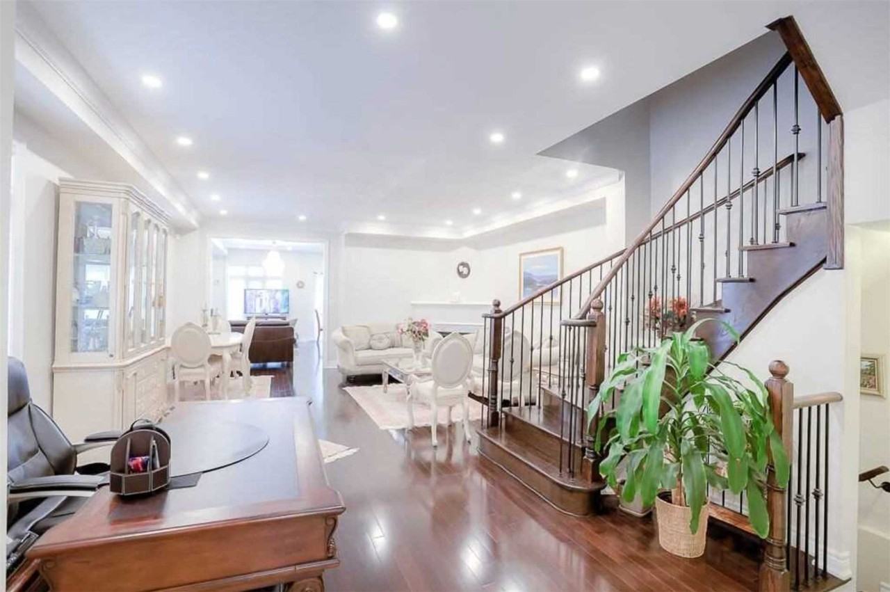 295 Bathurst Glen Drive - Photo 2 of 19