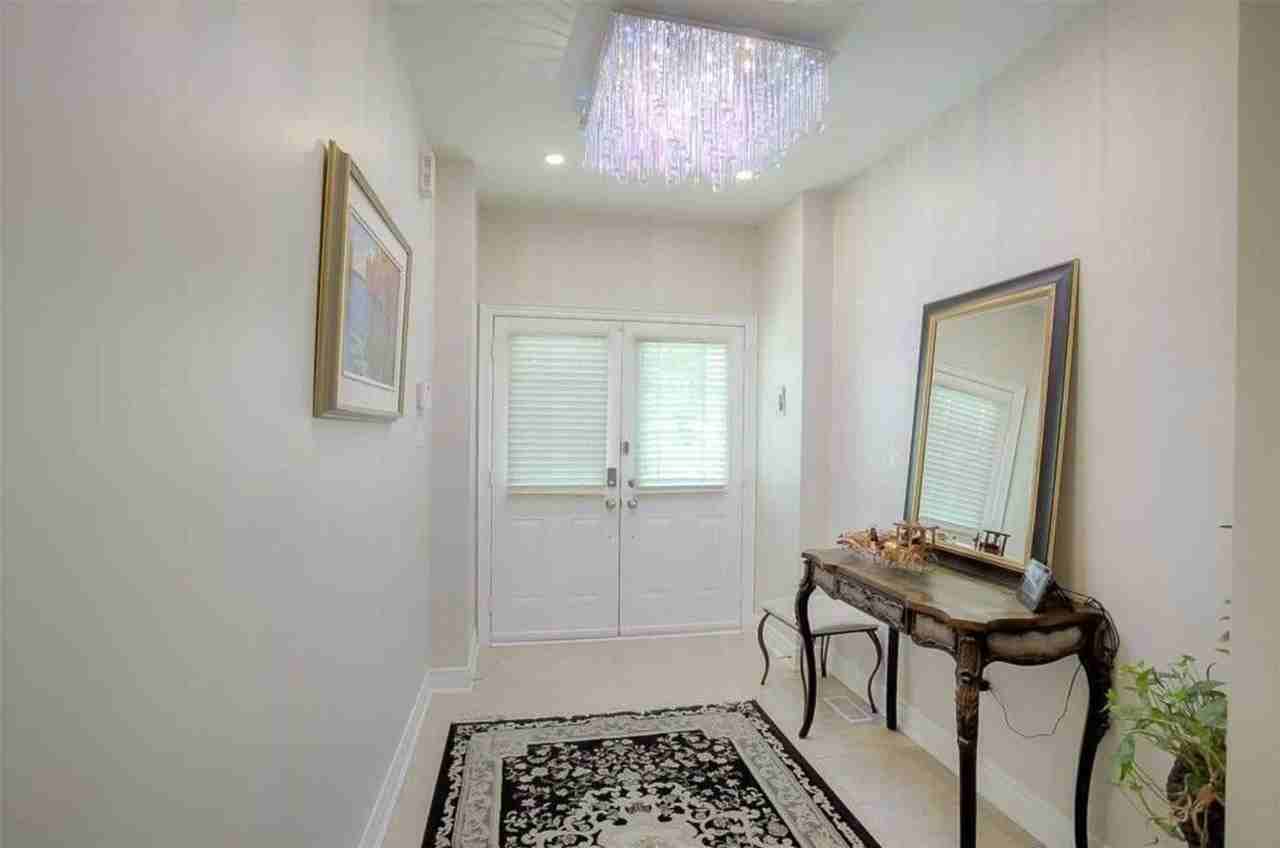 295 Bathurst Glen Drive - Photo 3 of 19