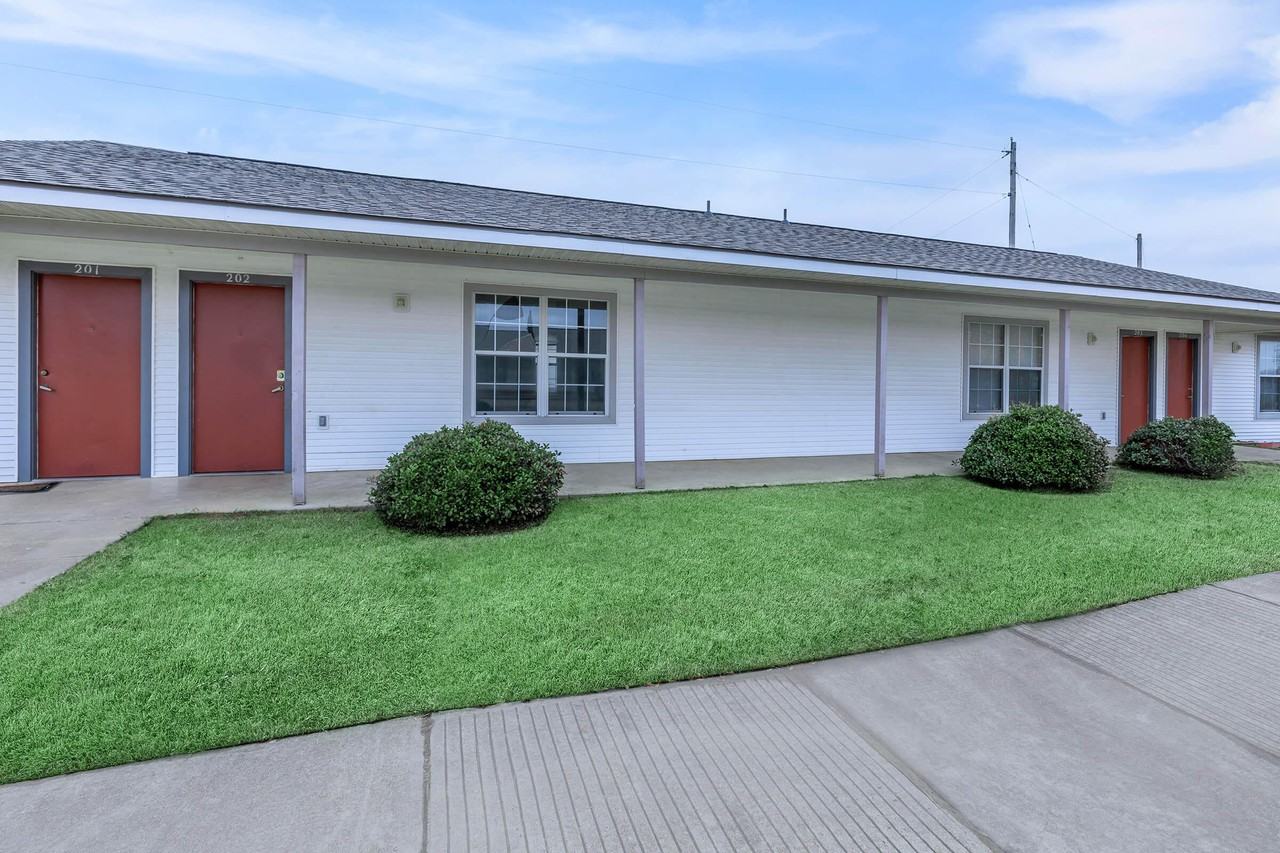 Berkshire Court Apartments 2120 N Hearne Ave, Shreveport, LA 71107