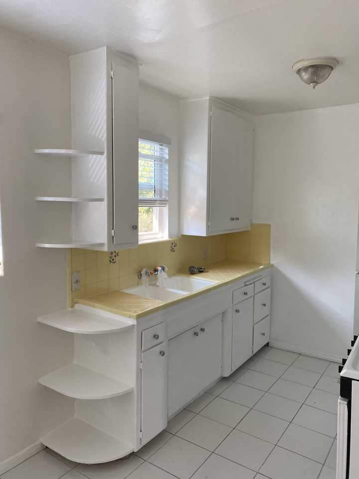 Modern 1 Bed/1 Bath Unit in Los Angeles - Photo 3 of 7