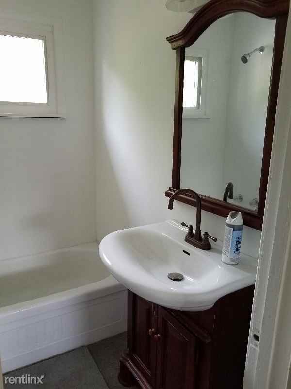 914 Mecklenburg Ave - Photo 3 of 7