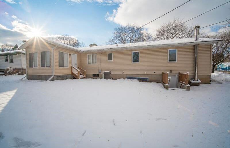 425 Mineau Pkwy - Photo 2 of 16