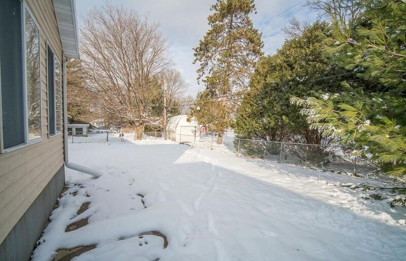 425 Mineau Pkwy - Photo 3 of 16