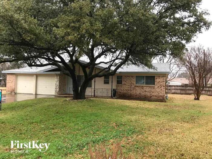 301 Thompson Ct - Photo 2 of 22