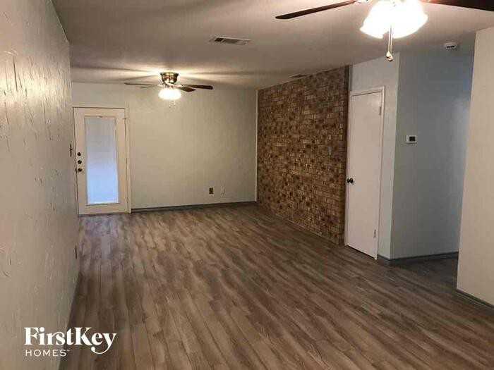 301 Thompson Ct - Photo 3 of 22