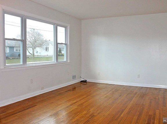 33 Martin Pl - Photo 2 of 11