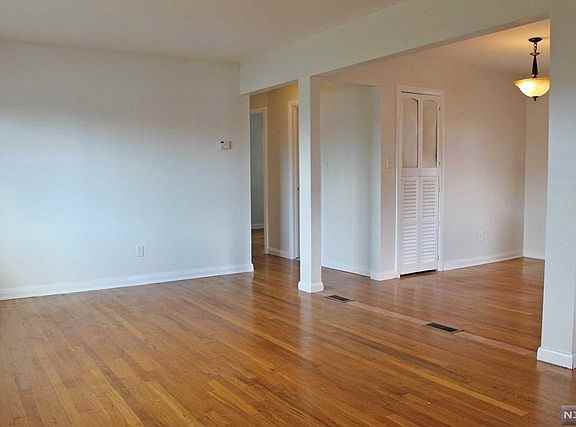 33 Martin Pl - Photo 3 of 11